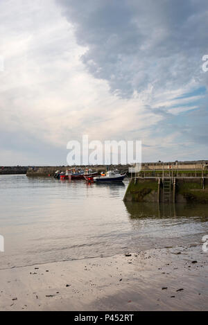Piccole barche nel porto di Staithes, North Yorkshire, Inghilterra del Nord Est. Una serata tranquilla a maggio in questo ben noto villaggio costiero. Foto Stock