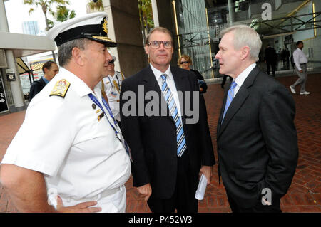 N-5549O-001 Sydney, Australia (GEN. 27, 2010) segretario della Marina (SECNAV) gli onorevoli Ray Mabus, destra, parla con Australian Capo della Marina Militare, Vice Adm. Russ gru e il ministro australiano della difesa, gli onorevoli John Faulkner, mentre frequentano il Pacifico internazionale 2010 Conferenza marittima a Sydney, in Australia. Foto Stock