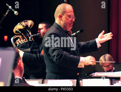 Daytona Beach, FL (8 marzo 2010) Chief Musician Russell lordo, destra conduce la banda della marina con eufonium solista musicista di prima classe Bryce Edwards, sinistra, di fronte ad una platea gremita presso l'Auditorium Peabody. La Concert Band andò a Washington il 2 marzo per la loro 2010 tour nazionali attraverso il sud-est degli Stati Uniti. Foto Stock