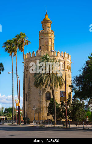 Torre del Oro a Siviglia, vista di Moorish Torre del Oro (torre d'Oro) nel vecchio quartiere della città di Siviglia (Sevilla), Andalusia, Spagna. Foto Stock