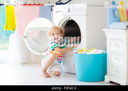 Madre e bambini in lavanderia con lavatrice o asciugatrice. Le chores della  famiglia. Moderni dispositivi domestici e detersivo per il lavaggio a casa  Foto stock - Alamy