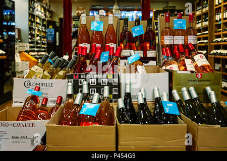 Parigi, Francia - 08 August, 2017: Wine shop a Parigi. Interno Foto Stock