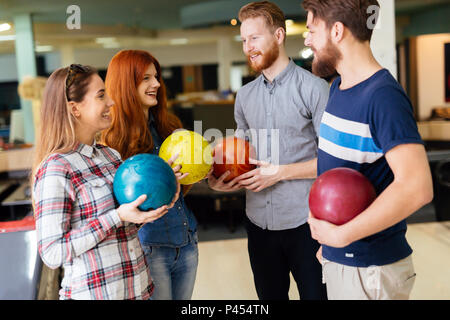 Allegro amici bowling insieme Foto Stock