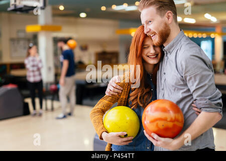 Bella giovane dating e bowling Foto Stock