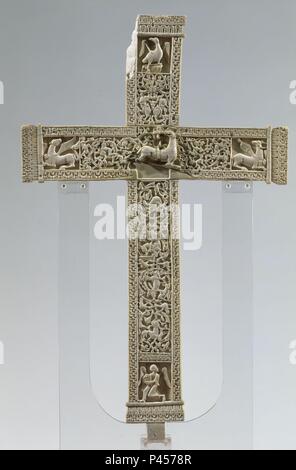 CRUCIFIJO DE MARFIL DE DON FERNANDO Y DOÑA SANCHA - SIGLO XI - REVERSO. Posizione: MUSEO ARQUEOLOGICO NACIONAL-COLECCION, MADRID, Spagna. Foto Stock