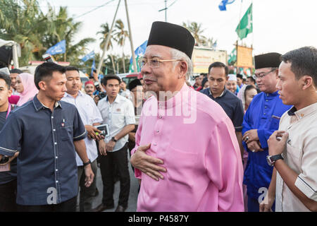 Najib Razak, Malaysia dell ex primo ministro, arrivando a un Barisan Nasional (BN) partito elezione evento in una moschea di Sungai Besar, Selangor, Malaysia, giovedì 9 giugno 2016 Foto Stock