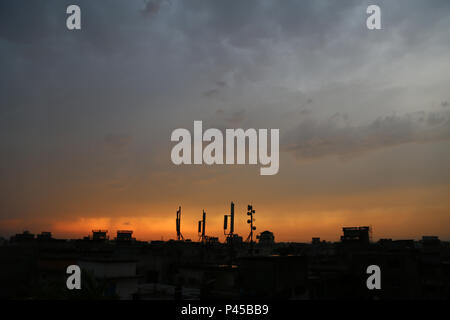 Il cielo di sera della città di Dhaka Foto Stock