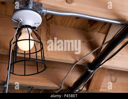 Luce nel seminterrato incompiuta in casa sotto il rimodellamento Foto Stock
