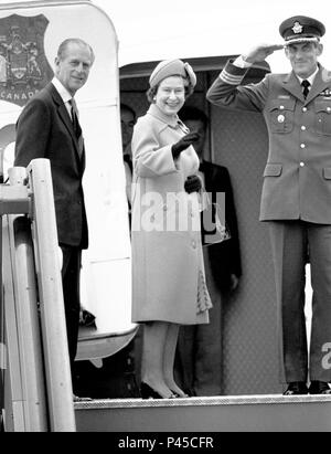 La regina Elisabetta II, accompagnata dal Principe Filippo, il Duca di Edimburgo, schede un aereo all'aeroporto di Heathrow per un 14-day tour in Canada. Foto Stock