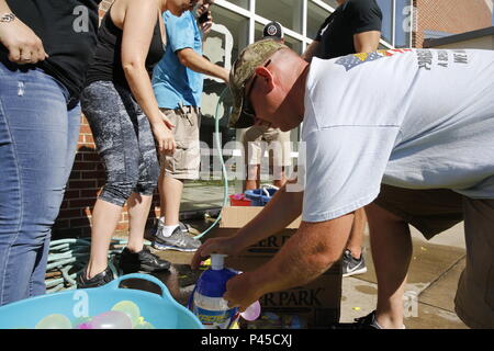 NEWPORT NEWS, Va. (13 giugno 2016) --Aviation meccanico strutturale di seconda classe Kyle Bolte, assegnato al gruppo Pre-Commissioning Gerald Ford CVN(78), si riempie di acqua per i palloncini Parkview gli studenti della scuola elementare prima dell' inizio della scuola del Campo annuale Giornata. Field Day è un evento tenutosi alla fine dell'anno scolastico per Parkview gli studenti della scuola elementare di contribuire a promuovere la positiva attività estive. (U.S. Foto di Marina di Massa Specialista comunicazione marinaio apprendista Connor Loessin/rilasciato) Foto Stock