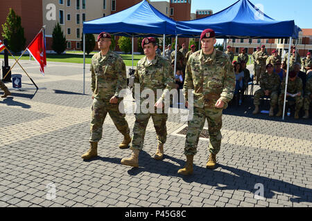 Lt. Col. Benjamin A. Bennett, centro, comandante della 54th Engineer battaglione, 173rd Brigata Aerea, comandante uscente Capt. Andrew T. Kinney, sinistra e comandante in arrivo Capt. Daniel L. Enyart, diritto, Delta Company, spostare, 28 giugno 2016, durante la modifica del comando cerimonia per la Società Delta, 54th Engineer Battaglione alla Caserma del Din a Vicenza, Italia. Il 173rd Airborne brigata basata a Vicenza, Italia, è l'esercito di contingenza Forza di risposta in Europa ed è in grado di proiettare le forze per condurre la piena gamma delle operazioni militari in tutto il regno membro unione, centrale e Africa Foto Stock