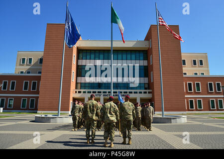 Lt. Col. Benjamin A. Bennett, centro, comandante della 54th Engineer battaglione, 173rd Brigata Aerea, comandante uscente Capt. Andrew T. Kinney, destra e comandante in arrivo Capt. Daniel L. Enyart, sinistra, Delta Company, preparare, 28 giugno 2016, durante la modifica del comando cerimonia per la Società Delta, 54th Engineer Battaglione alla Caserma del Din a Vicenza, Italia. Il 173rd Airborne brigata basata a Vicenza, Italia, è l'esercito di contingenza Forza di risposta in Europa ed è in grado di proiettare le forze per condurre la piena gamma delle operazioni militari in tutto il regno europeo dello Stato centrale e quella di AFR Foto Stock