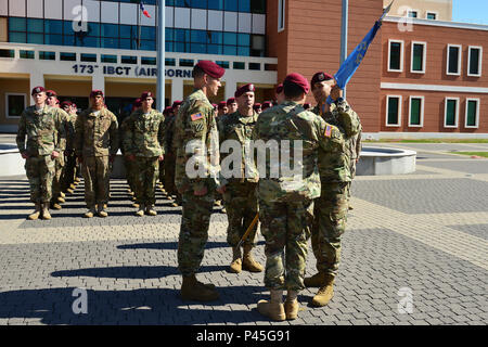 Il cap. Andrew T. Kinney, destra passa il guidon di Lt. Col. Benjamin A. Bennett, centro, comandante della 54th Engineer battaglione, 173rd Brigata Aerea, 28 giugno 2016, durante la modifica del comando cerimonia per la Società Delta, 54th Engineer Battaglione alla Caserma del Din a Vicenza, Italia. Il 173rd Airborne brigata basata a Vicenza, Italia, è l'esercito di contingenza Forza di risposta in Europa ed è in grado di proiettare le forze per condurre la piena gamma delle operazioni militari in tutto il regno membro unione, centrale e Africa comandi aree di responsabilità. (U.S. Foto dell'esercito da Visual Informatio Foto Stock