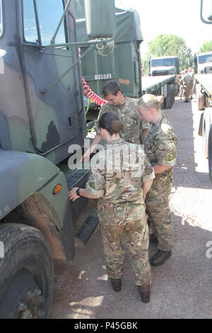 Membri del 154reggimento scozzese, Royal Logistics Corp, Glasgow, Scozia, familiarizzarsi con U.S. Esercito semi-carrello a Camp rapido, Rapid City, SD, 12 giugno 2016. I soldati scozzesi sono la formazione su apparecchiature prima di un legname pianificata haul funzionamento come parte del xxxii Golden Coyote esercitazione. Foto Stock