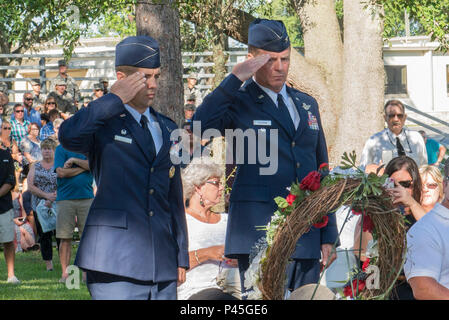 Col. Lancia Pilch, xxxiii Fighter Wing Commander e ritirato Col. Doug Cochran, comandante del 58th Tactical Fighter Squadron al momento dell'Khobar Towers bombardamenti, salutiamo l'Khobar Towers Cerimonia Commemorativa ghirlanda di Giugno 24, 2016 a Eglin Air Force Base, Fla. la trentatreesima FW ha ospitato una cerimonia di commemorazione del ventesimo anniversario di Khobar Towers attacco terroristico per onorare il 19 aviatori che hanno perso le loro vite, 12 delle quali erano nomadi e di rendere omaggio alle famiglie e ai superstiti. (U.S. Air Force foto di Senior Airman Stormy Archer/rilasciato) Foto Stock