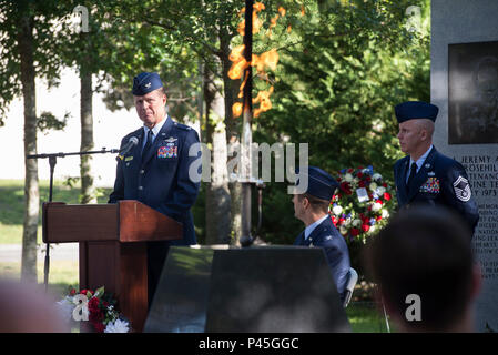 Il colonnello in pensione Doug Cochran, comandante del 58th Tactical Fighter Squadron al momento dell'Khobar Towers bombardamenti, riflette sulla sua esperienza da notte di Khobar Towers attacco terroristico del 24 giugno 2016, durante il Khobar Towers cerimonia commemorativa a Eglin Air Force Base, Fla. il Giugno 25, 1996, il bombardamento di Al Khobar Towers in Dhahran, Arabia Saudita, è stato il primo attacco terroristico del suo genere e ha portato in più di 500 civili e militari di vittime. La trentatreesima FW subito 105 personale ferito e rappresentavano il 12 dei 19 aviatori ucciso in quel giorno. (U.S. Air Force foto di Senior Airma Foto Stock