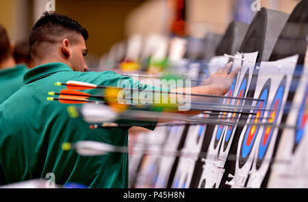 Un arbitro giudici obiettivi durante la gara di tiro con l'arco al 2016 DoD Warrior giochi terrà presso l'U.S. Accademia Militare di West Point, NY, 17 giugno 2016. Il DoD Warrior Giochi, Giugno 15-21, è adattativa di competizione sportiva per i feriti e ammalati e feriti i membri del servizio e i veterani. Gli atleti in rappresentanza di squadre dell'esercito, Marine Corps, Marina, Air Force, il Comando Operazioni Speciali e le forze armate del Regno Unito competere nel tiro con l'arco, ciclismo, pista e sul campo, tiro, seduta pallavolo, nuoto e basket in carrozzella. (U.S. Air Force Photo by Staff Sgt. Carlin Leslie/rilasciato) Foto Stock