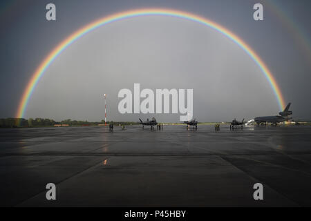 Tre F-35B Lightning II e KC one-10 Extender sedersi sul flightline a RAF Fairford, Regno Unito, 29 giugno 2016. L'arrivo della quinta generazione di combattenti ha segnato il primo tempo F-35's toccato nel Regno Unito. (U.S. Air Force foto di Tech. Sgt. Jarad A. Denton/rilasciato) Foto Stock