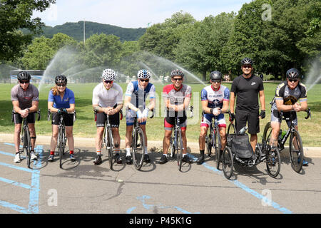 Stati Uniti Il Comando Operazioni Speciali cycling team in posa per una foto del team con il comando Sgt. Il Mag. Willam 'Bill' Thetford durante il 2016 il Dipartimento della Difesa Warrior giochi presso l'U.S. Accademia Militare di West Point, New York, 17 giugno 2016. Il DoD Warrior giochi è adattativa di competizione sportiva per i feriti e ammalati e feriti i membri del servizio e i veterani. Circa 250 atleti che rappresentano il team di esercito, Marine Corps, Marina, Air Force, il Comando Operazioni Speciali e le forze armate del Regno Unito si sfideranno in pista, campo di tiro con l'arco, ciclismo, tiro, nuoto, seduta a pallavolo e wheelch Foto Stock