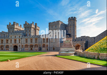 Il gruppo di edifici con il re Carlo II Statua in alto Ward e il quadrangolo del Castello di Windsor, una residenza reale a Windsor in Regno Unito Foto Stock