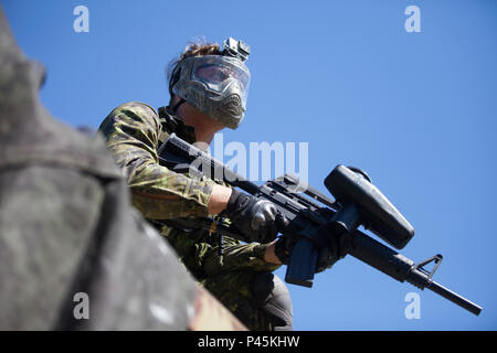 Un soldato da la quarantunesima brigata canadese Gruppo, esercito canadese, tira la sicurezza durante la pattuglia urbana corsia di formazione come parte del Golden Coyote esercizio, West Camp rapido, S.D., 16 giugno 2016. Il Golden Coyote è un esercizio a tre-fase, scenario di esercizio di condotta condotta in Black Hills del Sud Dakota e Wyoming, quali comandanti permette di concentrarsi sulla missione requisiti essenziali per lo svolgimento delle attività e le attività del guerriero e punte di battaglia. (U.S. Esercito foto di Spc. Kristen Root/rilasciato) Foto Stock