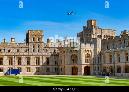 Aeroplano che vola sopra il gruppo di edifici al Castello di Windsor, la residenza reale di Windsor nella contea del Berkshire, Inghilterra, Regno Unito Foto Stock