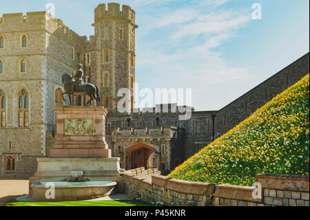 Il re Carlo II Statua in alto Ward e il quadrangolo del Castello di Windsor, la residenza reale di Windsor nella contea del Berkshire, Inghilterra, Regno Unito Foto Stock