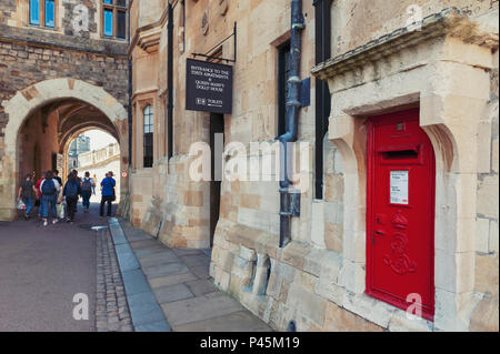 Windsor, Regno Unito - Aprile 2018: un rosso British wall box set in una parete al Castello di Windsor, la residenza reale di Windsor nella contea del Berkshire, Inghilterra, Regno Unito Foto Stock