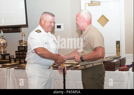 Le armi del battaglione di formazione (WTBN) fucile interservizi campionato Cerimonia di premiazione è una celebrazione di singoli e di gruppo la partecipazione al fucile WTBN Championship tenutosi presso il Club a Quantico, Quantico, Virginia, giugno, 29, 2016. La sera era costituita da tutti i rami del militare essendo presentato gruppo e premi individuali per i punteggi più alti in tutti gli eventi che si sono svolte nel corso della WTBN fucile interservizi campionato. (U.S. Marine Corps photo by Lcpl. Cristian L. Ricardo/Non rilasciato) Foto Stock