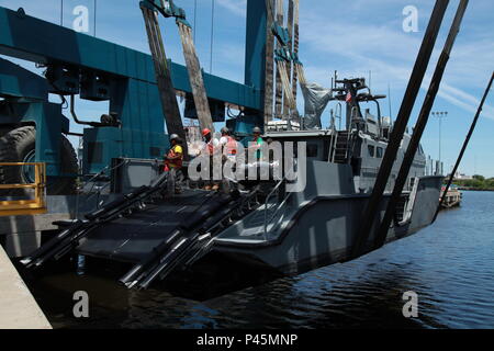 160613-N-YO710-085 Norfolk, Virginia (13 giugno 2016) - MK VI Motovedetta 1202, azionato dalla costiera squadrone fluviale 4, viene sollevato fuori dall'acqua da Marine Travel lift a Colanna cantiere, Giugno 13. L'imbarcazione è in fase di continua manutenzione disponibilità prima di essere pesante sollevato all'estero. (U.S. Navy foto di Shelby F.W. West/rilasciato) Foto Stock