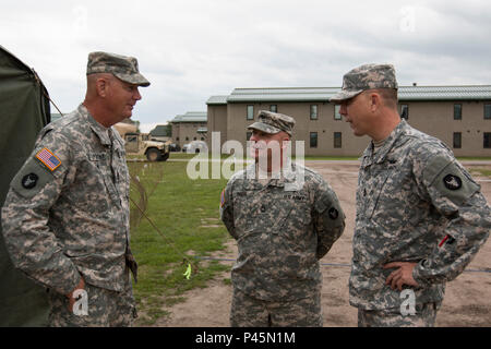 Il sergente maggiore di comando della 34th Infantry Division conduce una visita di sorveglianza al centro delle operazioni tattiche della 34th Combat Aviation Brigade a Camp Ripley, Minnesota, durante l'addestramento annuale il 17 giugno 2016. Le attività si concentrano sulla prontezza operativa, il coordinamento della missione, l'impegno della leadership, la valutazione della formazione, le comunicazioni, protocolli di sicurezza, procedure delle unità aeronautiche, gestione del personale, compiti amministrativi e preparazione della Guardia nazionale alle missioni nazionali e di supporto. Foto Stock