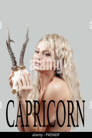 L'astrologia. Capricorno segno zodiacale. Bella donna con corna Foto Stock