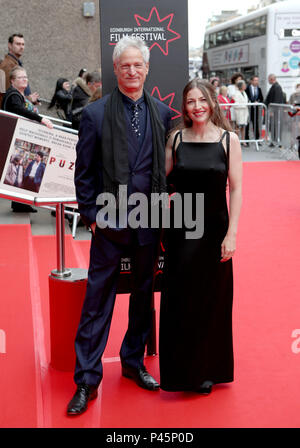 L'attrice Kelly Macdonald e direttore Marc Turtletaub arrivano sul tappeto rosso al Festival Theatre, Edimburgo, per la premiere del puzzle sulla serata di apertura del 2018 Edinburgh International Film Festival. Foto Stock