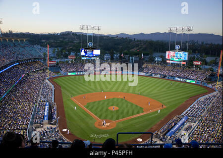 Night game al Dodger Stadium di Los Angeles, CA Foto Stock