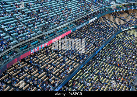 Appassionati al gioco di baseball al Dodger Stadium di Los Angeles. CA Foto Stock