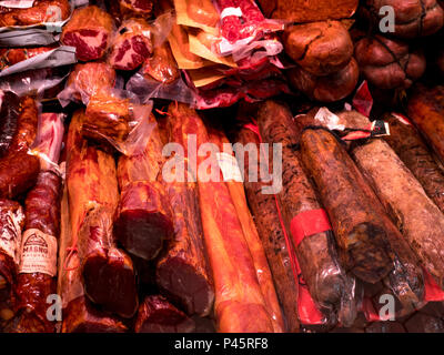 Banco a mercato centrale piena di tipici Chorizo salumi a Valencia, Spagna Foto Stock