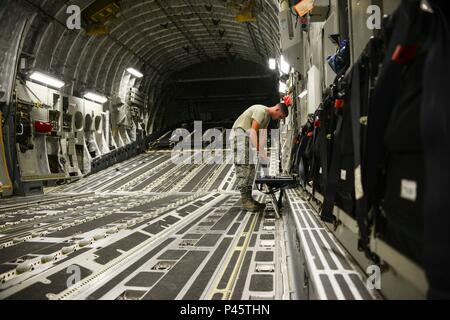 Il personale Sgt. Josh Budinich, 8° Expeditionary Aria Mobilità Squadron, Manutenzione aeromobili volo aero riparare artigiano, prepara il suo elenco di controllo prima di ispezione di una C-17 Globemaster III Giugno 30, 2016 at Al Udeid Air Base, in Qatar. 8 EAMS contiene porta antenna in volo e la manutenzione dei velivoli di volo. MXA aviatori mantenere il più tecnicamente avanzato di trasporto aereo cargo aereo in tutto il mondo come la più grande unità lungo il tragitto negli Stati Uniti Forze aeree centrali di comando area di responsabilità. Essi fare rifornimento e lanciare C-17S, C-5 galassie e Boeing 777, 767 e 747 aeromobili. (U.S. Air Force foto/Senior Airman Jane Foto Stock