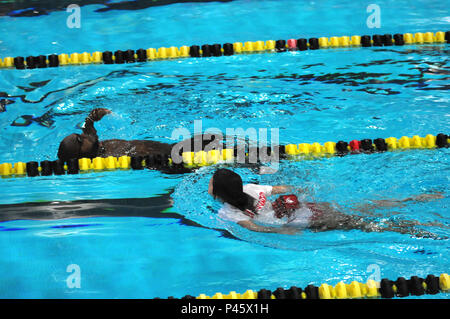 Un bagnino nuota accanto all esercito personale veterano Sgt. Robert Green come egli si chiude sul finire all'evento di nuoto al 2016 DoD Warrior giochi su Giugno 20. I giochi, in funzione da giugno 15-21, sono un paralimpico tipo di evento per i feriti e ammalati e feriti da personale militare in rappresentanza di tutti e quattro gli Stati Uniti Servizi, il Comando Operazioni Speciali e il Regno Unito. La manifestazione di quest'anno si terrà presso l'U.S. Accademia Militare di West Point, N.Y. Foto Stock