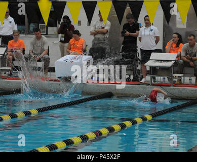 Azione dall'evento di nuoto al 2016 DoD Warrior giochi su Giugno 20. In questo caso, alcuni nuotatori possono già essere in acqua ad inizio gara mentre altri possono tuffo fuori il blocco. I giochi, in funzione da giugno 15-21, sono un paralimpico tipo di evento per i feriti e ammalati e feriti da personale militare in rappresentanza di tutti e quattro gli Stati Uniti Servizi, il Comando Operazioni Speciali e il Regno Unito. La manifestazione di quest'anno si terrà presso l'U.S. Accademia Militare di West Point, N.Y. Foto Stock