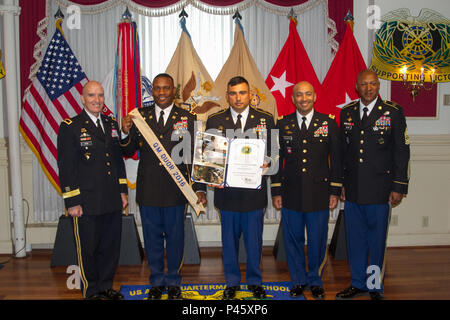 FORT LEE, Va, (da sinistra a destra) Brig. Gen. Rodney Fogg, 54th intendente generale, Col. Ronald Ragin, comandante 4a supporto dei Vigili del Fuoco, 4a divisione di fanteria, comando Sgt. Il Mag. Jacinto Garza, senior advisor arruolato 4a supporto dei Vigili del Fuoco, 4a divisione di fanteria, Chief Warrant Officer 5 Roberto Figueroa, Intendente Reggimento Chief Warrant Officer e il comando Sgt. Il Mag. Jimmy venditori, Intendente comando reggimento Sergente Maggiore, posano per una foto durante una cerimonia a giugno 10, 2016 onorando la induzione della quarta brigata di supporto, 4a Divisione di Fanteria come una distinta unità nel trimestre Foto Stock