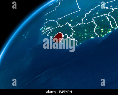 Sierra Leone evidenziata in rosso da orbita terrestre di notte con visibili i confini del paese. 3D'illustrazione. Gli elementi di questa immagine fornita dalla NASA. Foto Stock