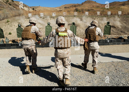 Il Sgt. US Chanthavixay del 1st Marine Logistics Group incarica i Marines sul tavolo tre corsi di fuoco durante il corso del Combat leader a Camp Pendleton, California. Il corso, condotto dalla Combat Skills Training School, fornisce istruzioni sulla leadership tattica, sul funzionamento delle mitragliatrici, sugli ordini di combattimento e su altre abilità avanzate. I Marine sviluppano pratiche di coordinamento, sicurezza e competenza operativa durante le esercitazioni in tempo reale e gli scenari di formazione per la leadership. Foto Stock