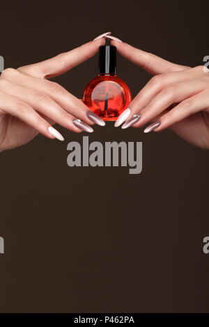 Splendido classico manicure sulla mano femmina con olio per cuticole . Close-up. Foto Stock