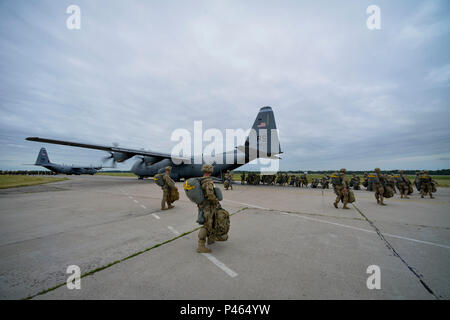 Stati Uniti I soldati dell esercito dal 173 Airborne Brigade Combat Team immettere un U.S. Air Force C-130J Super Hercules al Siaulial Air Base, Lituania, 15 giugno 2016. Le forze americane in Europa che partecipano in sciopero Saber 16; una lunga, U.S. Comune di capi di Stato Maggiore-diretto, U.S. Esercito Europa-cooperativa led-esercitazione, che è stata condotta annualmente dal 2010. Questo anno di esercizio si concentrerà sulla promozione di interoperabilità con gli alleati e partner regionali. Gli Stati Uniti ha interessi duraturi nel sostenere la pace e la prosperità in Europa e a consolidare la forza e la vitalità della NATO, w Foto Stock