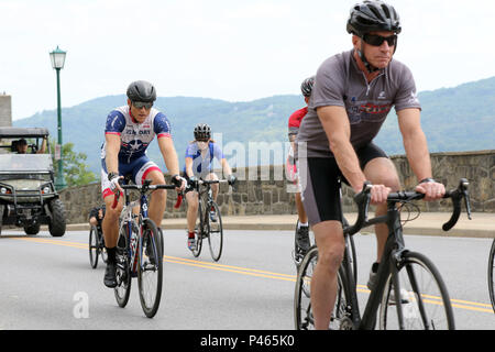 Il comando Sgt. Il Mag. William Bill Thetford si riscalda con gli Stati Uniti Il Comando Operazioni Speciali cycling team in preparazione per il 2016 per il Dipartimento della Difesa Warrior giochi presso l'U.S. Accademia Militare di West Point, New York, 17 giugno 2016. Il DoD Warrior giochi è adattativa di competizione sportiva per i feriti e ammalati e feriti i membri del servizio e i veterani. Circa 250 atleti che rappresentano il team di esercito, Marine Corps, Marina, Air Force, il Comando Operazioni Speciali e le forze armate del Regno Unito si sfideranno in pista, campo di tiro con l'arco, ciclismo, tiro, nuoto, seduta a pallavolo e wh Foto Stock