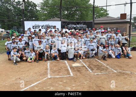 Cittadini di Washington ai membri del team di posa per una foto con i bambini del personale militare presso il Major League Baseball giocatori fiducia Clinica Città della gioventù del baseball clinica su base comune Andrews, Md., 28 giugno 2016. I giocatori la fiducia, DC Grays, una Cal Ripken Collegiata Baseball League team e OSU Metro coordinato questo evento. Più di un centinaio di bambini hanno partecipato alla clinica, ricevendo il coaching da collegiata e professional i giocatori di baseball, nonché libero baseballs, guanti, T-shirt e schede di autografi. (U.S. Air Force foto di Senior Airman Joshua R. M. Dewberry) Foto Stock