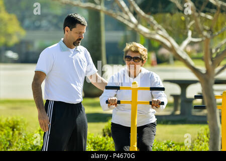 Exercícios de Ginástica ao ar livre de idoso com Personal Trainer, no Parque Villa Lobos, com autorização de uso de imagem ( modello di rilascio). São Paulo/SP, Brasil 07/08/2014. Foto: Alexandre Carvalho / Fotoarena Foto Stock