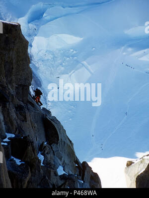 Gli alpinisti sul Cosmétiques Arête dell'Aiguille du Midi nelle Alpi francesi, Chamonix Foto Stock