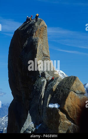 Arrampicatori sul vertice del punto Rebuffat sulla Aiguille du Midi nelle Alpi francesi, Chamonix, Francia Foto Stock