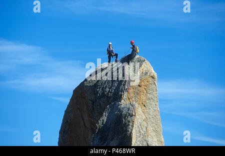 Arrampicatori sul vertice del punto Rebuffat sulla Aiguille du Midi nelle Alpi francesi, Chamonix, Francia Foto Stock